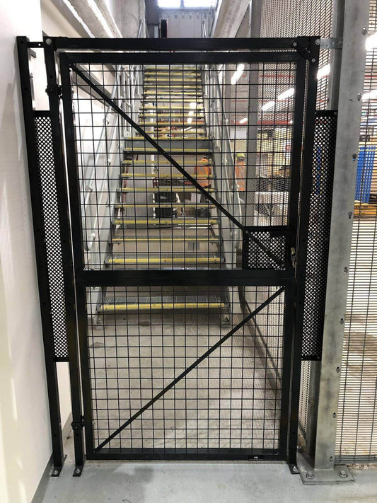 SECURING A STAIRCASE WITH A LOCKABLE GATE